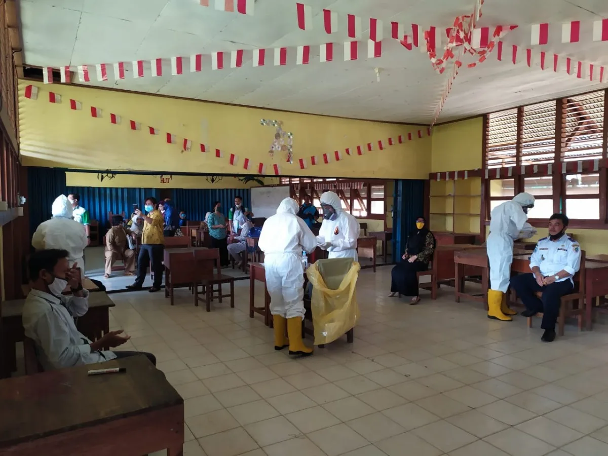 Jelang Belajar Tatap Muka, SMPN 1 dan SMAN 1 Putussibau Jadi Sampel Tes Swab