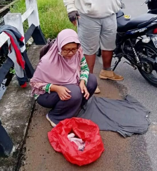 Heboh, Warga Ketapang Temukan Bayi Dalam Kantong Kresek di Pinggir Jalan