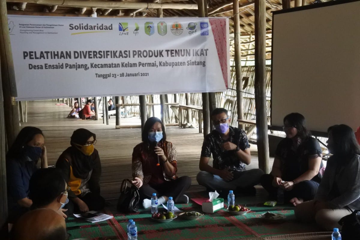 Sekda Sintang Buka Pelatihan Diversifikasi Produk Tenun Ikat di Betang Ensaid Panjang