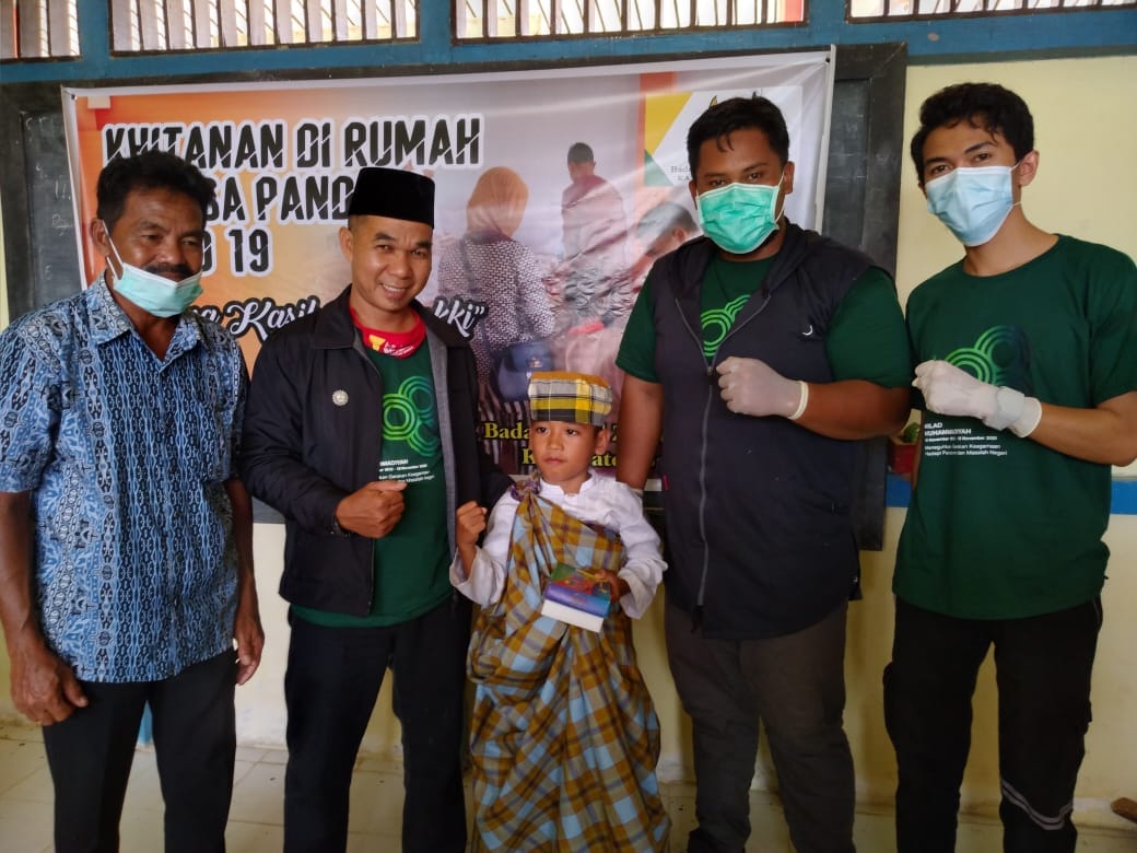 Baznas Sanggau Gelar Khitan Gratis dan Bersihkan Lingkungan Masjid di Balai Nanga