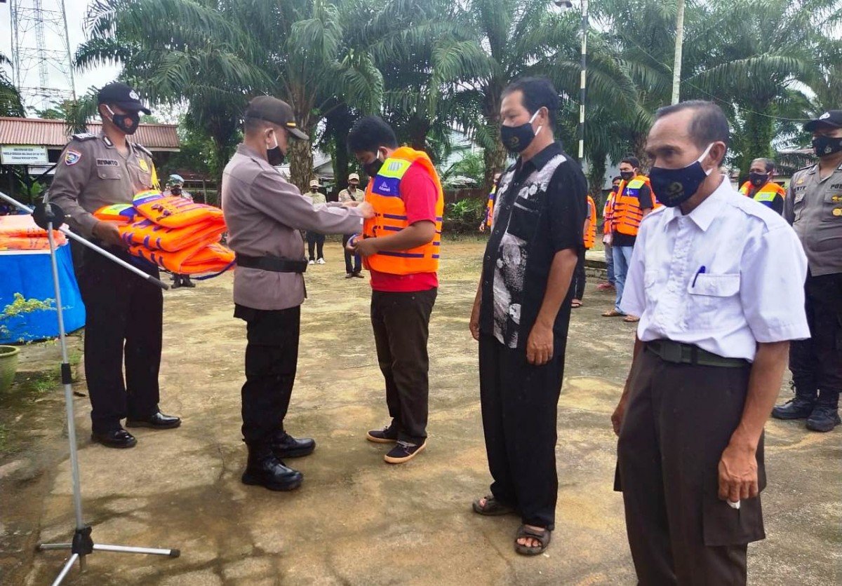 Kapolsek Meliau Serahkan Bantuan Keselamatan ke Motoris