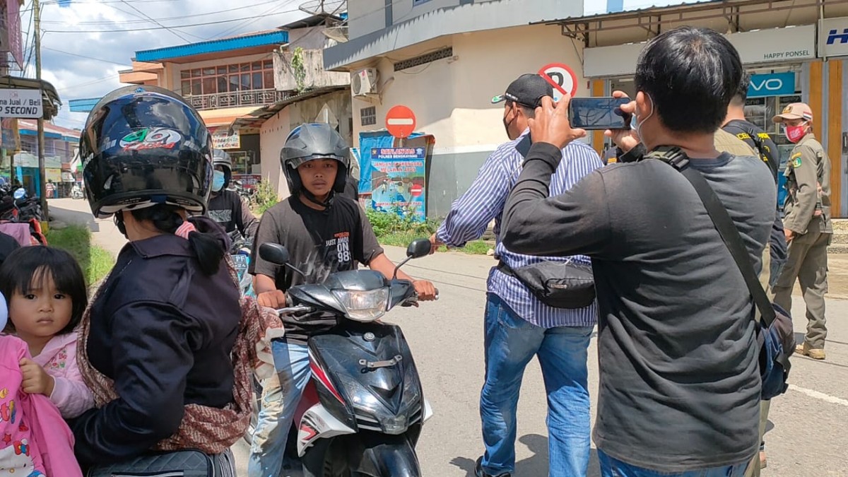 Bupati Bengkayang, Sebastianus Darwis memberhentikan pengendara motor untuk di-tracking dan swab, Sabtu (22/5/2021). Foto: Kurnadi/Jurnalis.co.id