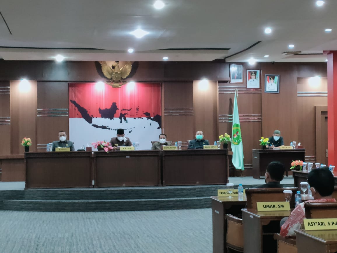 Bupati Darwis membahas tiga Raperda Inisiatif DPRD Bengkayang, Selasa(25/5/2021). Foto: Kurnadi/Jurnalis.co.id