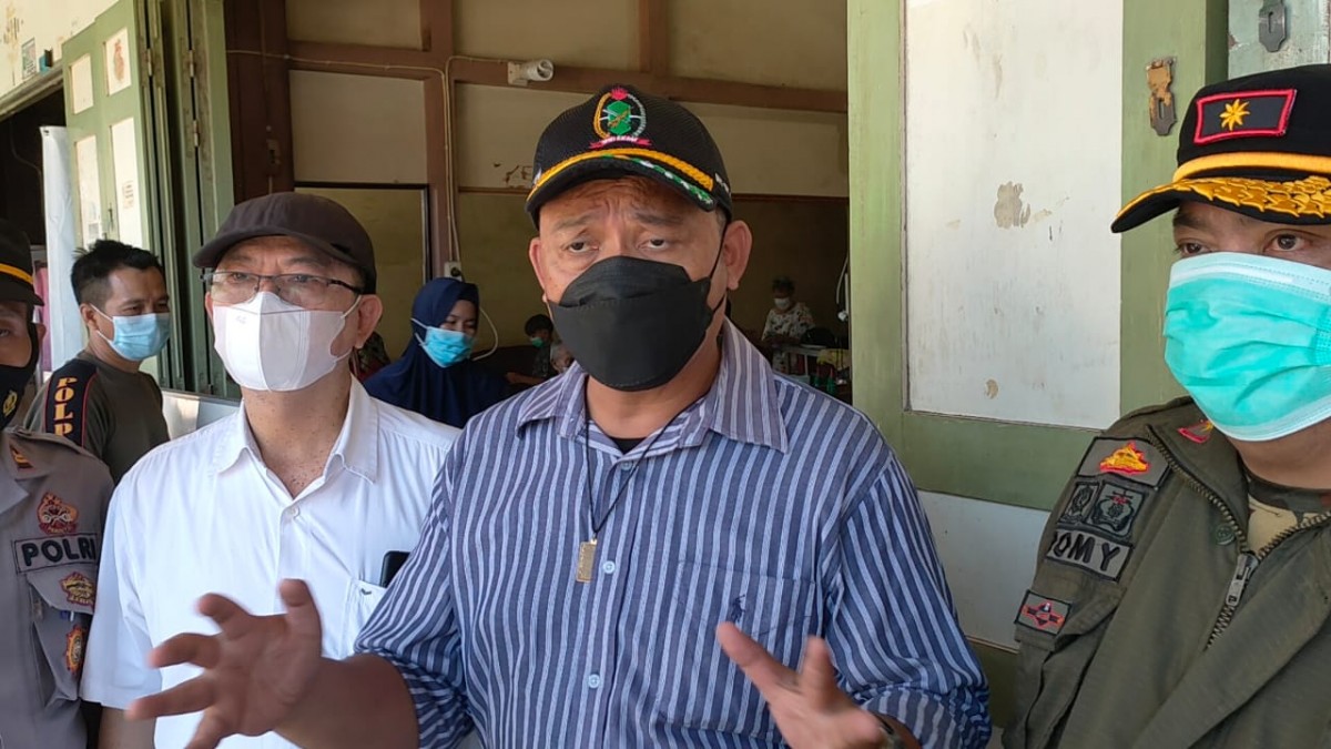 Bupati Darwis menjawab wartawan usai merazia warga yang tidak pakai masker, Sabtu (25/5/2021). Foto: Kurnadi/Jurnalis.co.id