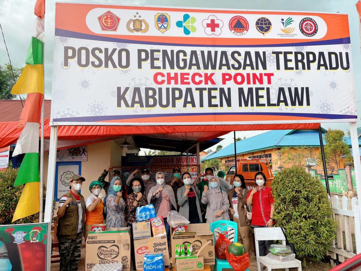 Motivasi Petugas Posko Terpadu, PKK Bersama GOW dan DWP Salurkan Bantuan
