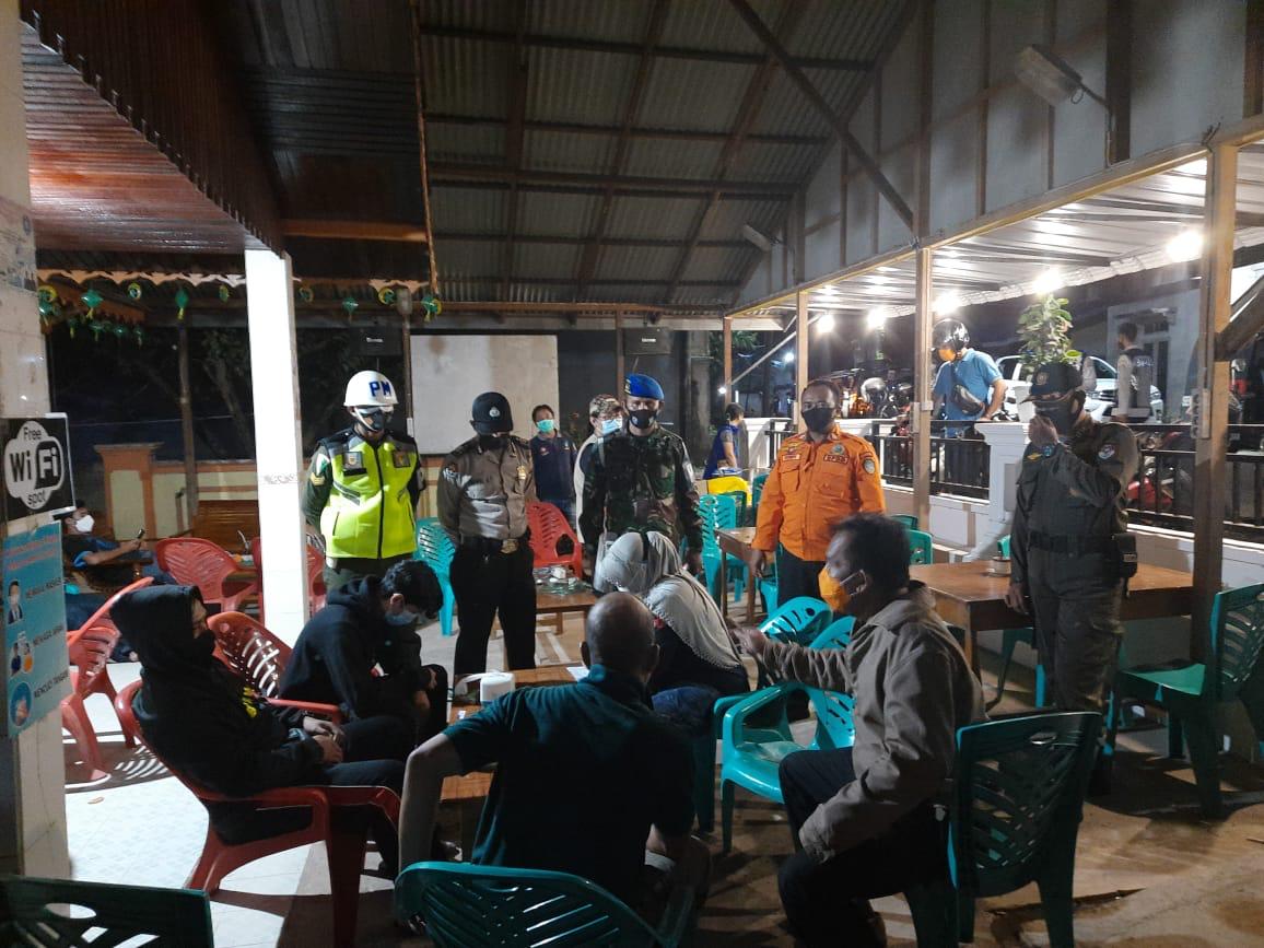 Subdenpom dan Polres Landak Tegakkan Kedisiplinan Prokes di Tengah Pandemi