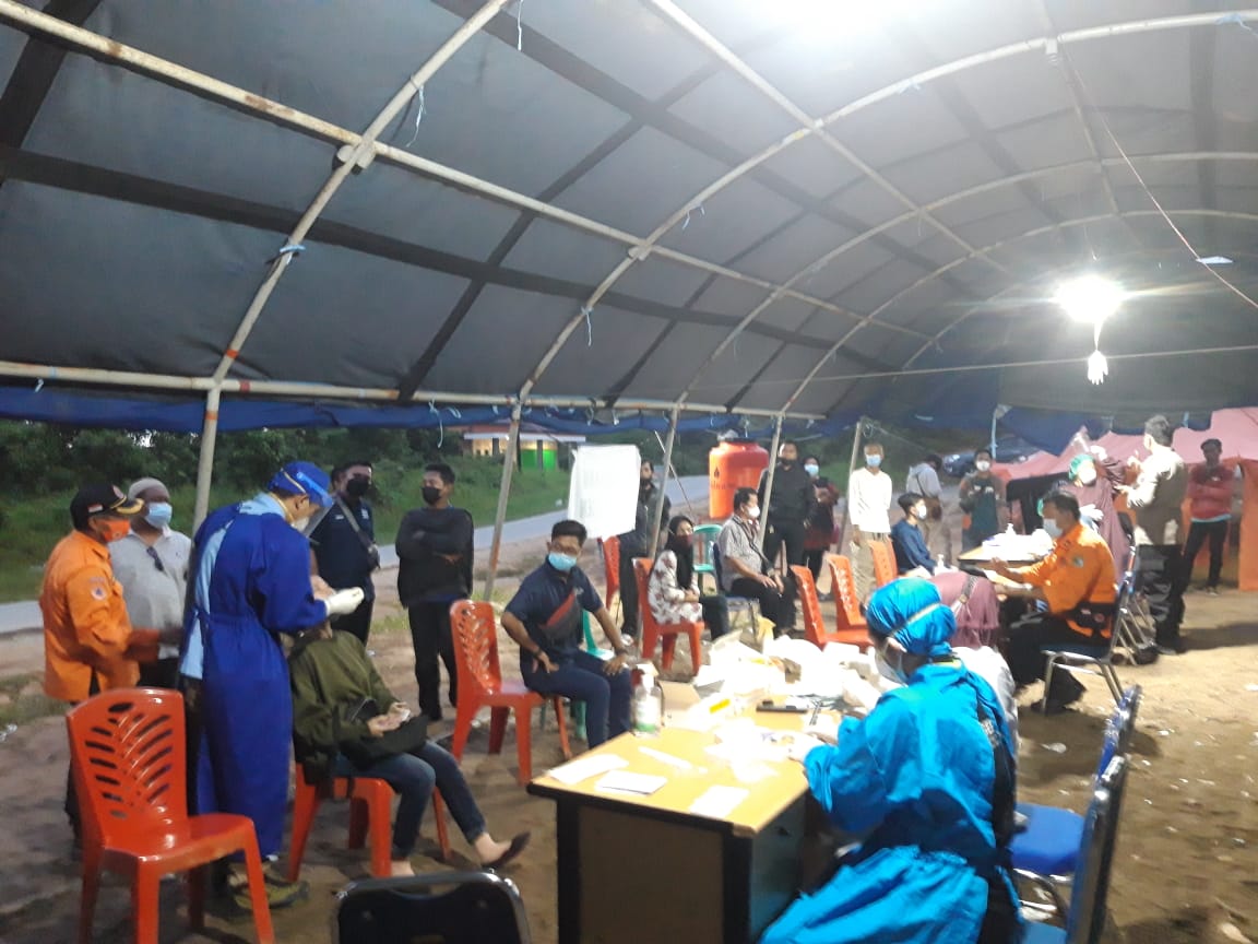 Petugas Posko Covid 19 di Desa Sepulut, Sintang, melakukan tes Swab Antigen kepada warga yang melintas. Foto: Istimewa