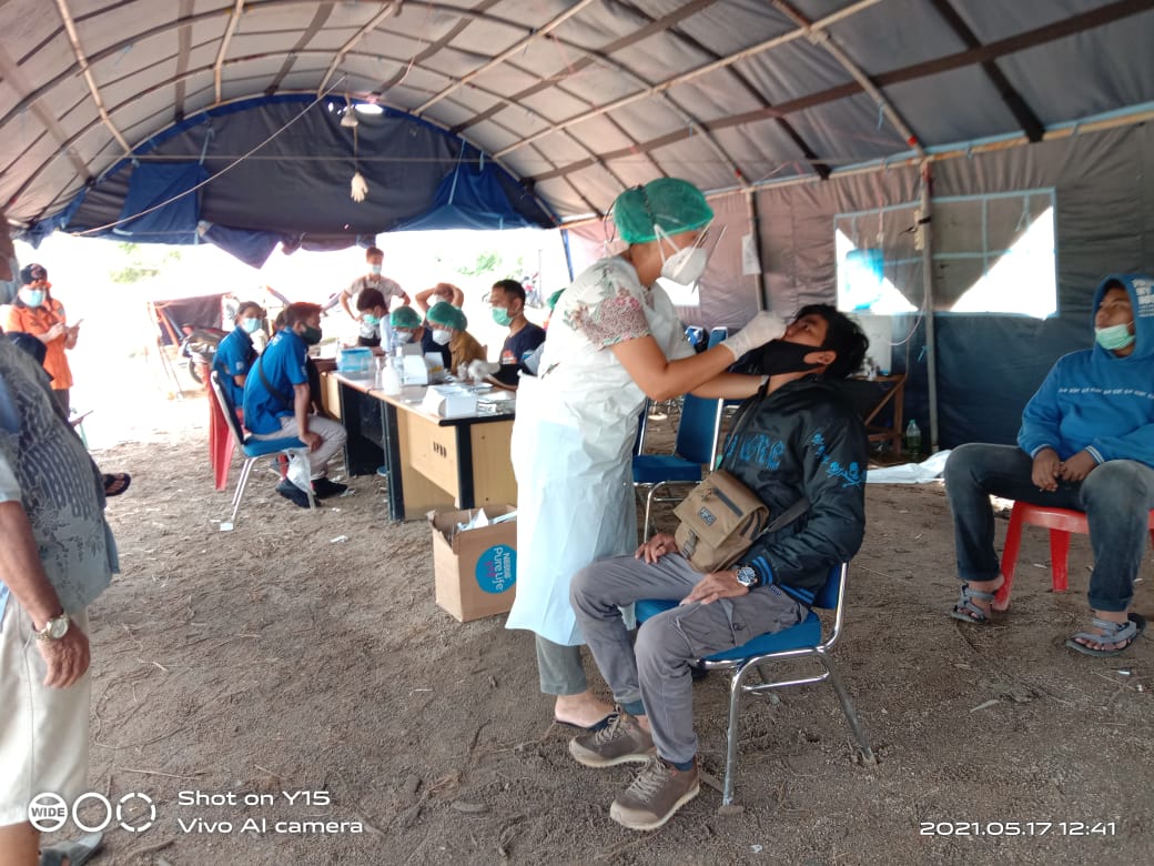 Petugas di Posko Desa Sepulut melakukan tes Swab Antigen kepada warga yang hendak masuk wilayah Kabupaten Sintang. Foto: Istimewa