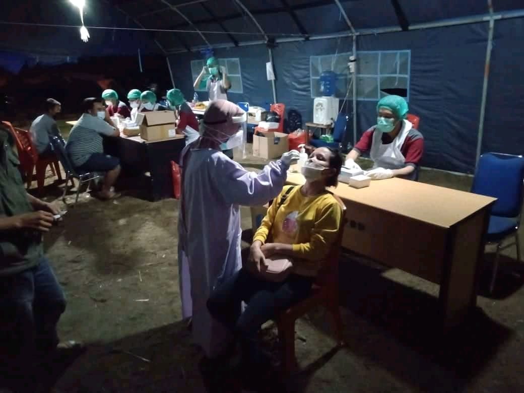 Petugas melakukan tes Swab Antigen di Posko Covid 19 Kabupaten Sintan, Minggu (16/5/2021) malam. Foto: Humpro Sintang