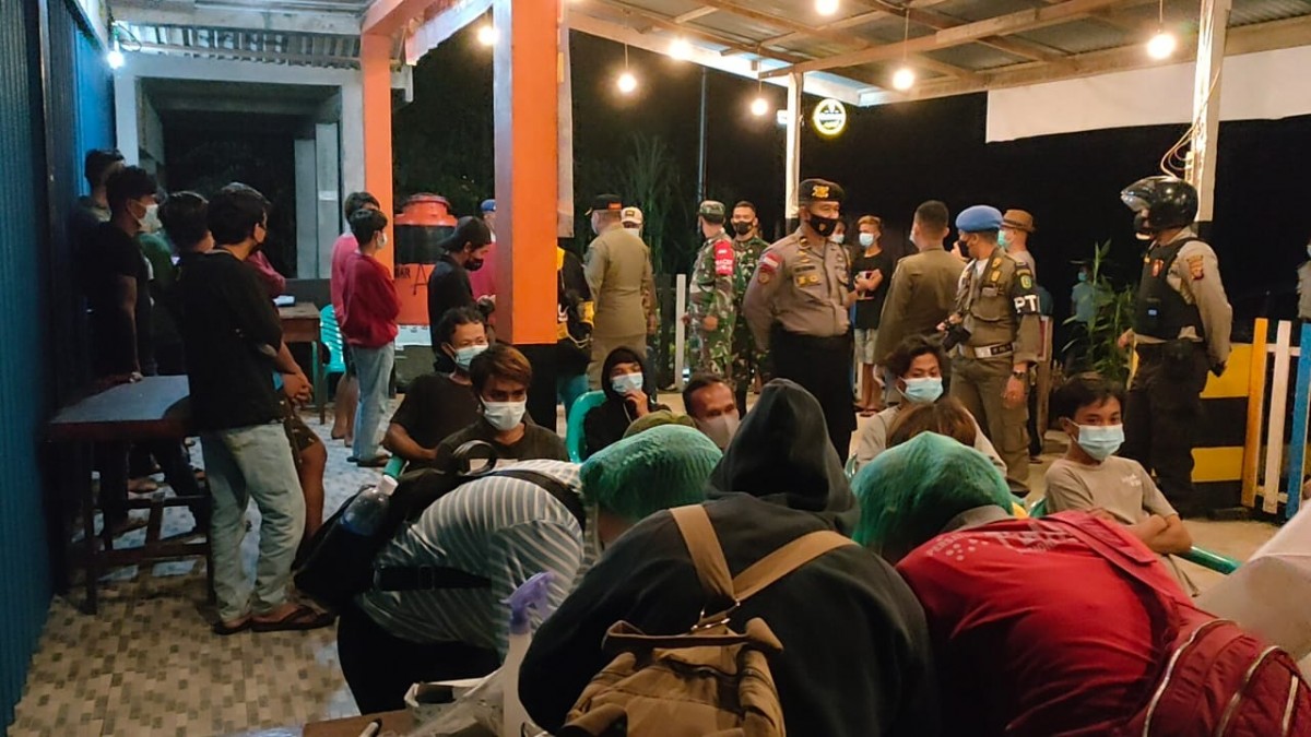 Satuan Gugus Tugas Covid 19 Kabupaten Bengkayang melakukan Swab kepada 40 Orang di Kafe, Minggu (23/5/2021). Foto: Kurnadi/Jurnalis.co.id