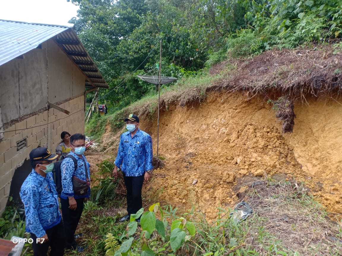 Tim Kantor Kecamatan Bengkayang melihat kondisi rumah warga yang rusak akibat longsor. Foto: Kurnadi/Jurnalis.co.id
