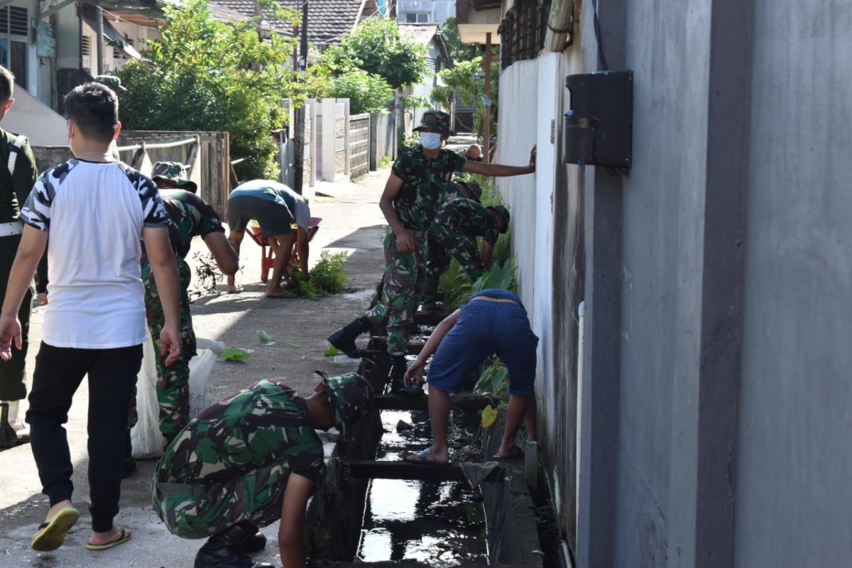 Tingkatkan Kebersamaan, Personil Pomdam Xll/Tanjungpura Gotong Royong Bersihkan Drainase