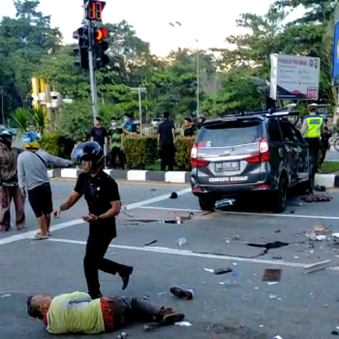 Salah satu korban Kecelakaan Maut mendapat pertolongan warga dan polisi. Foto: Istimewa