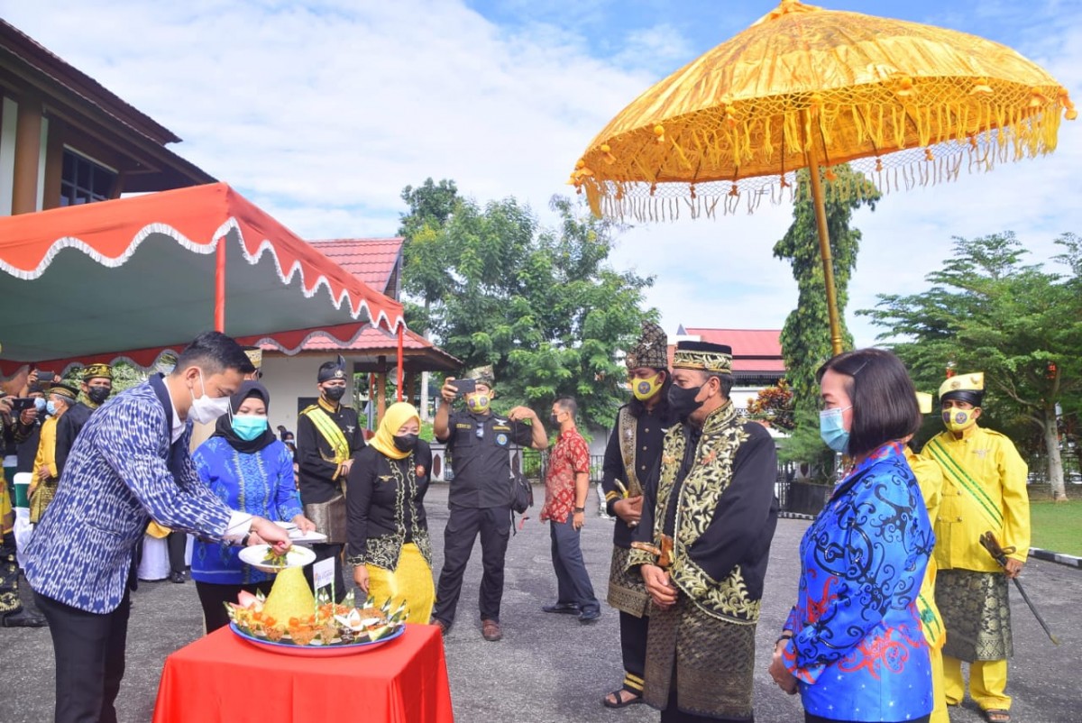 Ketua DPRD Sintang memotong tumpeng, memperingati Hari Jadi Kota Sintang ke 659. Disaksikan Sekda dan Sultan Sintang. Foto: Prokopim