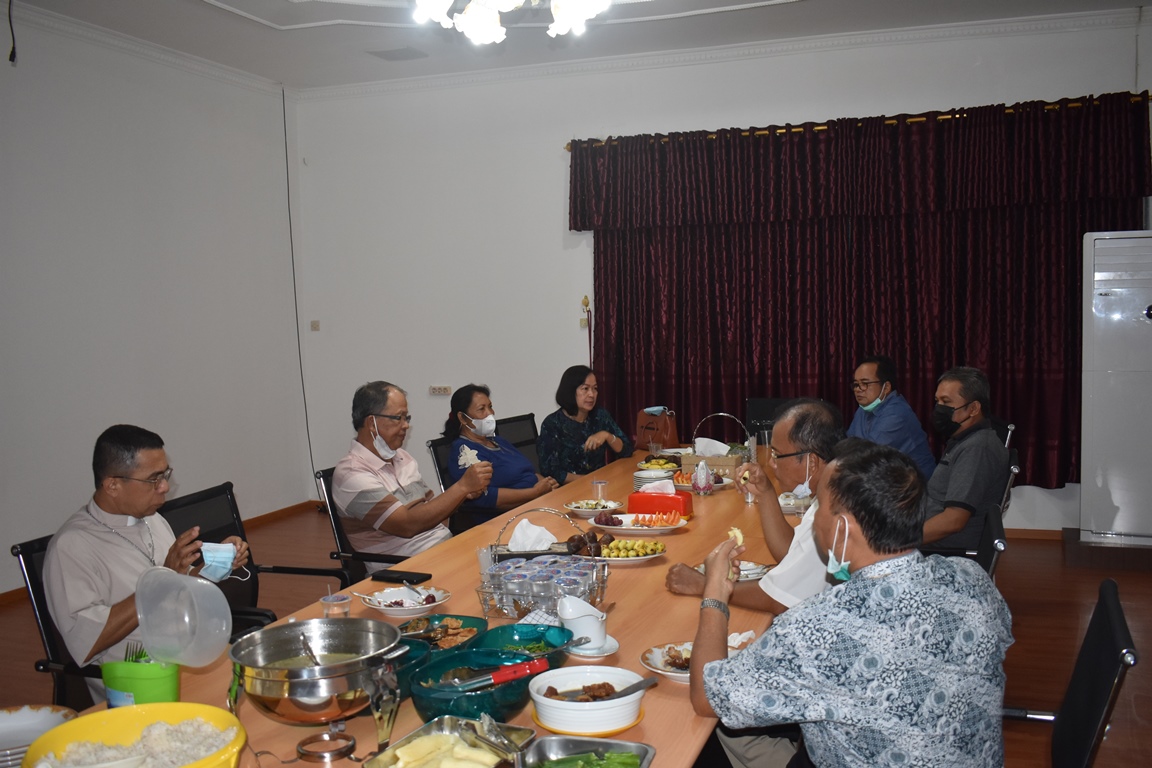 Makan Malam. Wakil Bupati Sintang menerima kunjungan Uskup Sintang di rumah dinasnya. Foto: Prokopim Pemkab Sintang