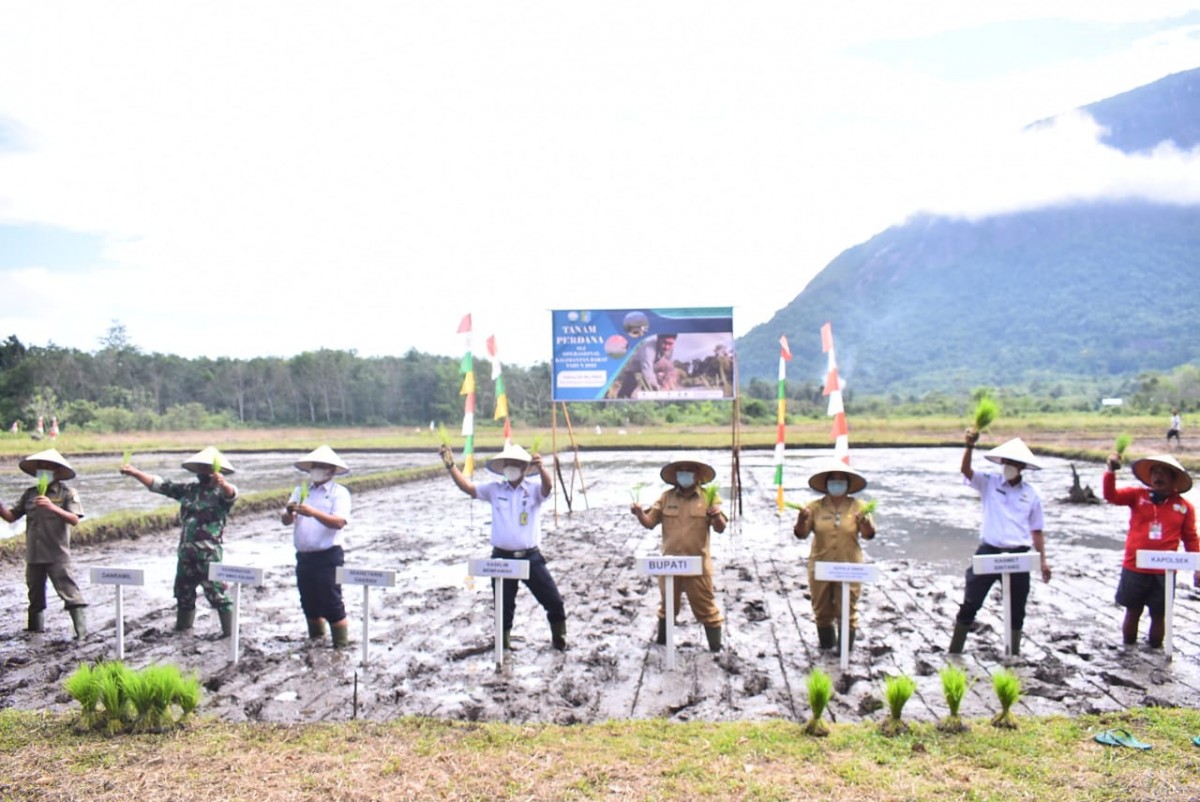 Pembukaan Sekolah Lapang Iklim di Sintang. Foto: Prokopim