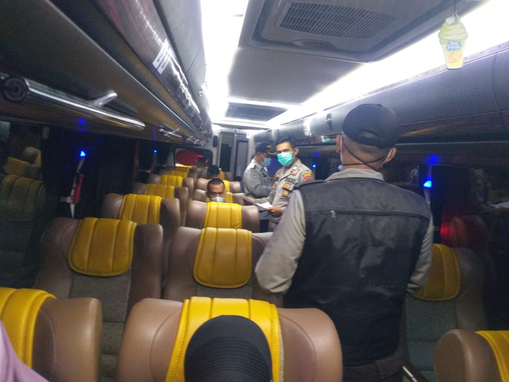 Petugas Covid 19 Sintang memberhentikan bus dan memeriksa penumpang yang hendak masuk Kota Sintang, Jumat (7/5/2021). Foto: Prokopim Sintang
