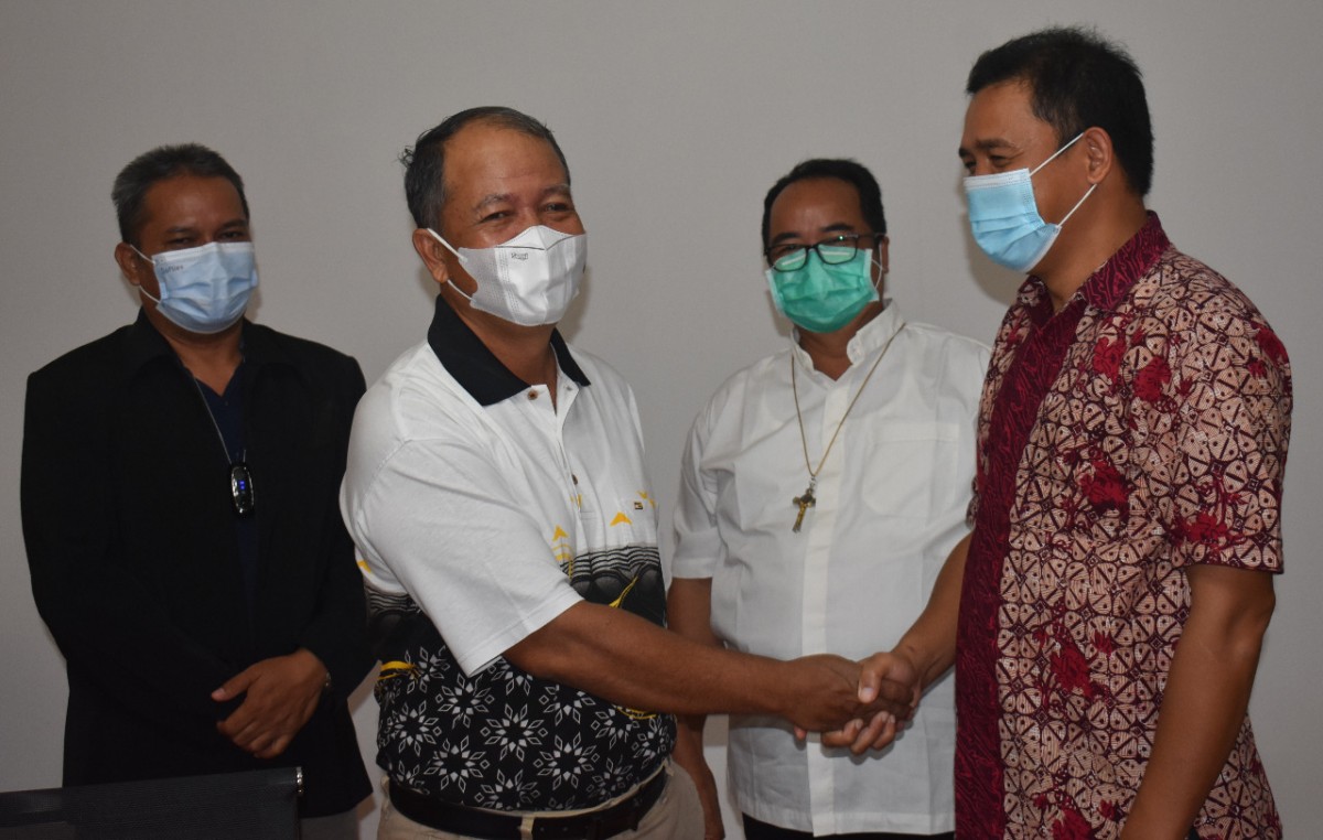 Wakil Bupati Sintang Maaf-maafan dengan Pastor Markus. Foto: Prokopim Pemkab Sintang