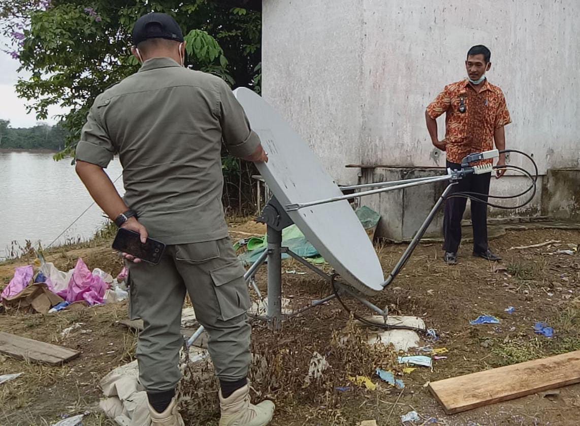 Dibantu Diskominfo Sanggau, Warga Lintang Akhirnya Bisa Akses Internet