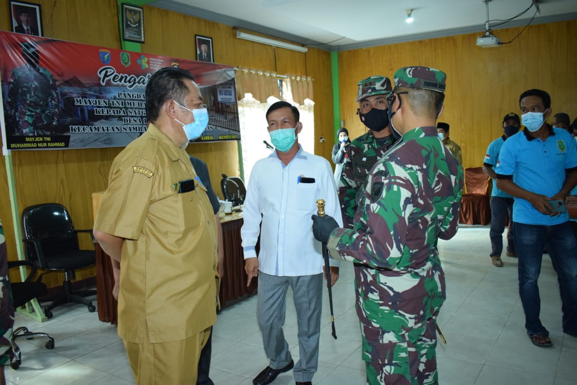 Ketua DPRD Sambas, H Abu mendampingi Panglima Kodam XII Tanjung Pura, Mayor Jenderal TNI Muhammad Nur Rahmad kunjungan kerja ke Balai Desa Kartiasa Kecamatan Sambas, baru-baru ini. Foto: Sairi/Jurnalis.co.id