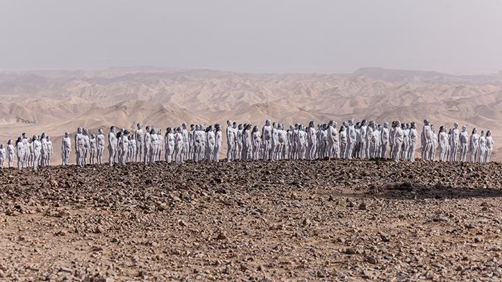 Orang-orang mengambil bagian dalam pemotretan telanjang oleh seniman internasional terkenal Spencer Tunick sebagai bagian dari kampanye untuk meningkatkan kesadaran akan perlunya melestarikan Laut Mati di dekat Arad, Israel, Ahad, 17 Oktober 2021. Foto: REUTERS/Amir Cohen/Istimewa