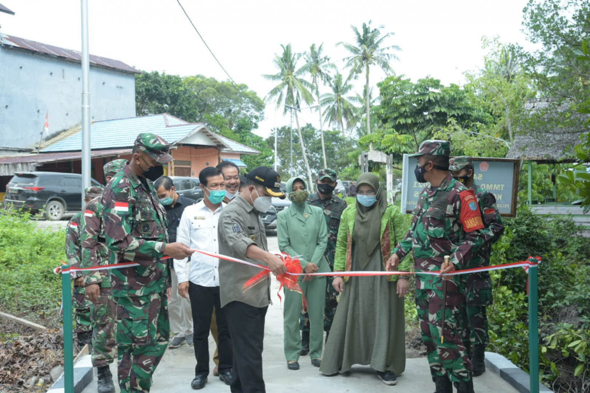 Bupati Satono menutup program TMMD Imbangan ke 112 Kodim 1208 Sambas di Desa Temajuk, Kecamatan Paloh. Foto Imbran Eksistensi