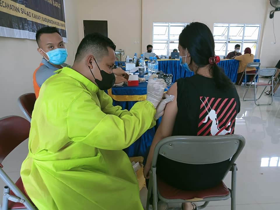 Pelaksanaan vaksinasi kedua di Puskesmas Sungai Kakap, Rabu (06/10/2021). Foto: Syamsul Arifin/Jurnalis.co.id