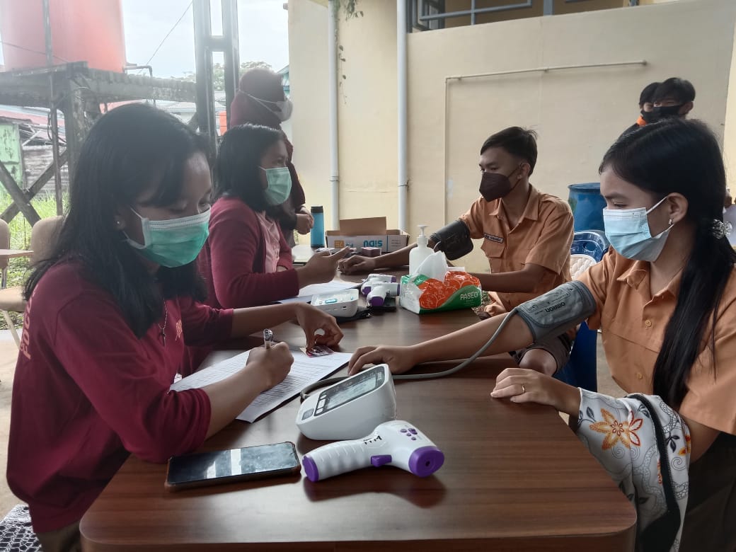 Anak usia 12 tahun keatas saat akan menjalani suntik vaksin di Dinas Kesehatan Kabupaten Kapuas Hulu. Foto: Taufiq As