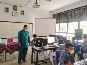 25 siswa dari SMPIT Anak Shaleh Mempawah mengikuti Asesmen Nasional Berbasis Komputer (ANBK) 2021 gelombang 2 di SMA Negeri 1 Mempawah. Foto: Istimewa