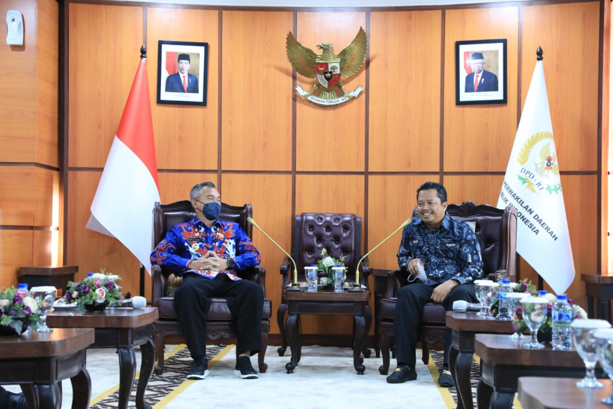 Wakil Ketua DPD RI Mahyudin menerima kunjungan dari Bupati Malinau, Wempi W Mawa. Foto: Rangga Darmawan