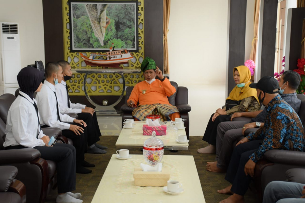 Bupati Kayong Utara Citra Duani melepas keberangkatan tiga orang Calon Mahasiswa (Cama) yang akan menempa ilmu di perguruan tinggi Bekasi Jawa Barat D4 Sekolah Tinggi Transportasi Darat (STTD) di Istana Rakyat (Pendopo Bupati), Kamis (07/10/2021).