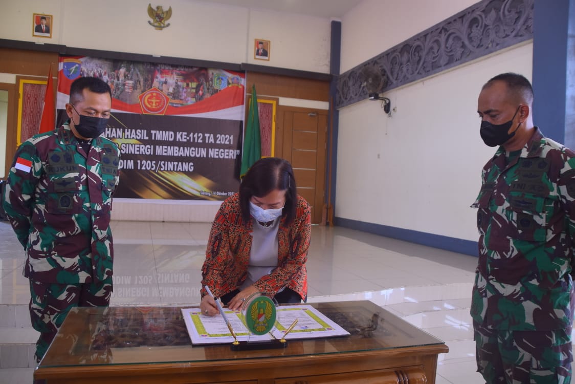 Pelaksana Harian Bupati Sintang, Yosepha Hasnah, menghadiri penutupan pelaksanaan TNI Manunggal Membangun Desa (TMMD) Reguler ke-112 Tahun 2021 di Pendopo Bupati Sintang, Kamis (14/10/2021). Foto: Istimewa