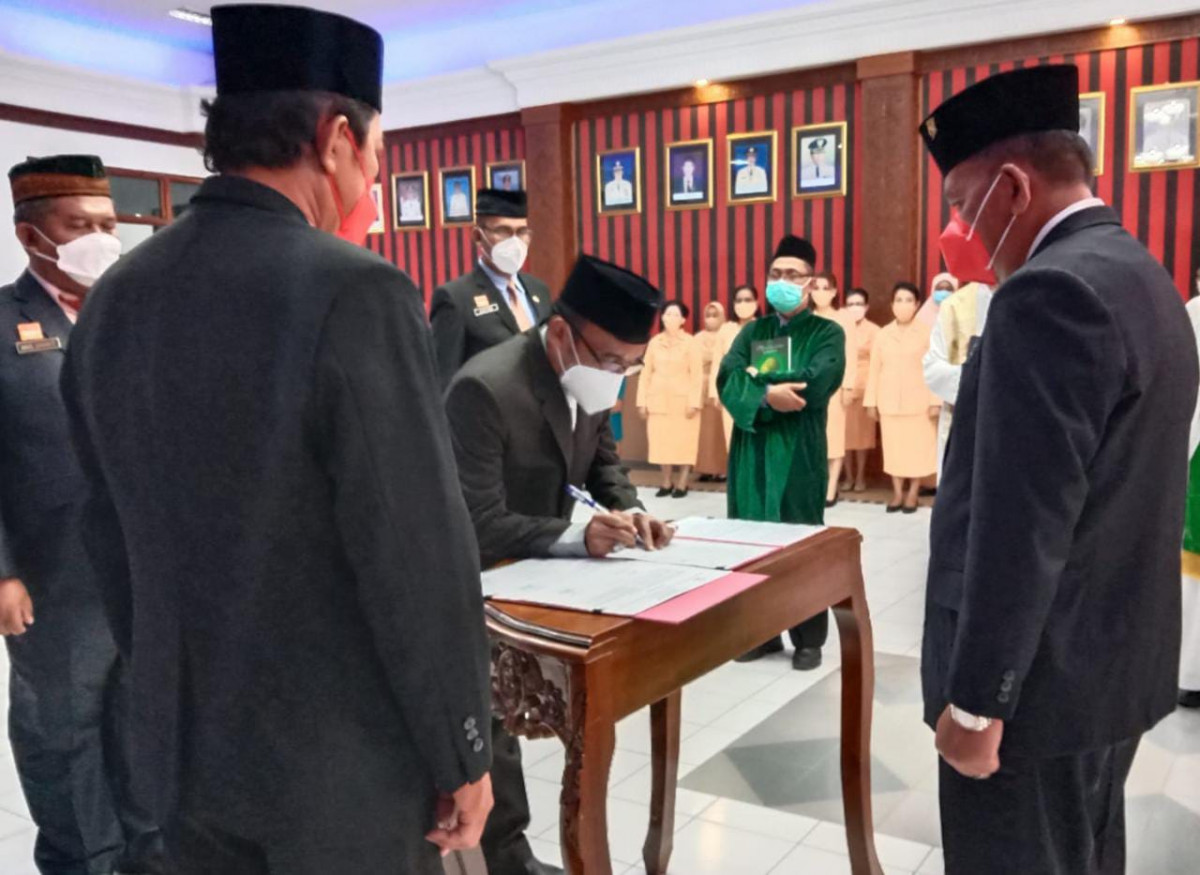 Bupati Sanggau Paolus Hadi melantik delapan Pejabat Pimpinan Tinggi Pratama dan lima belas Pejabat Administrator di lingkungan Pemerintah Kabupaten Sanggau, di ruang musyawarah lantai satu Kantor Bupati Sanggau, Jumat (15/10/2021) sore.