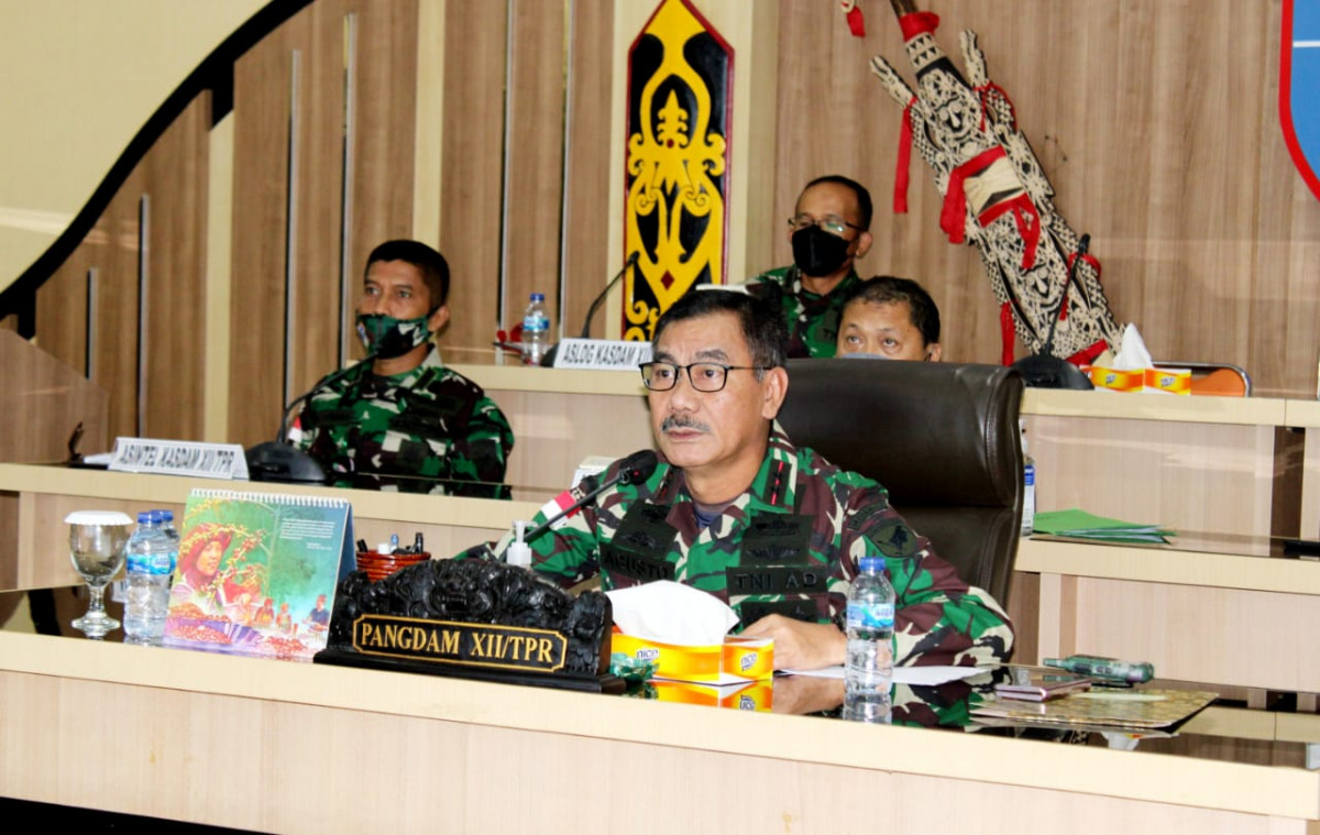 Panglima Kodam XII/Tanjungpura, Mayjen TNI Sulaiman Agusto, saat mengikuti Rapat Evaluasi Pelaksanaan Vaksinasi Covid-19.