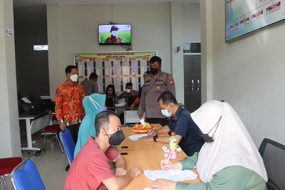 Pelaksanaan vaksinasi Astrazeneca dosis 1 dan 2 di Halaman Kantor Desa Parit Baru, Kamis(15/10/2021). Foto: Syamsul Arifin