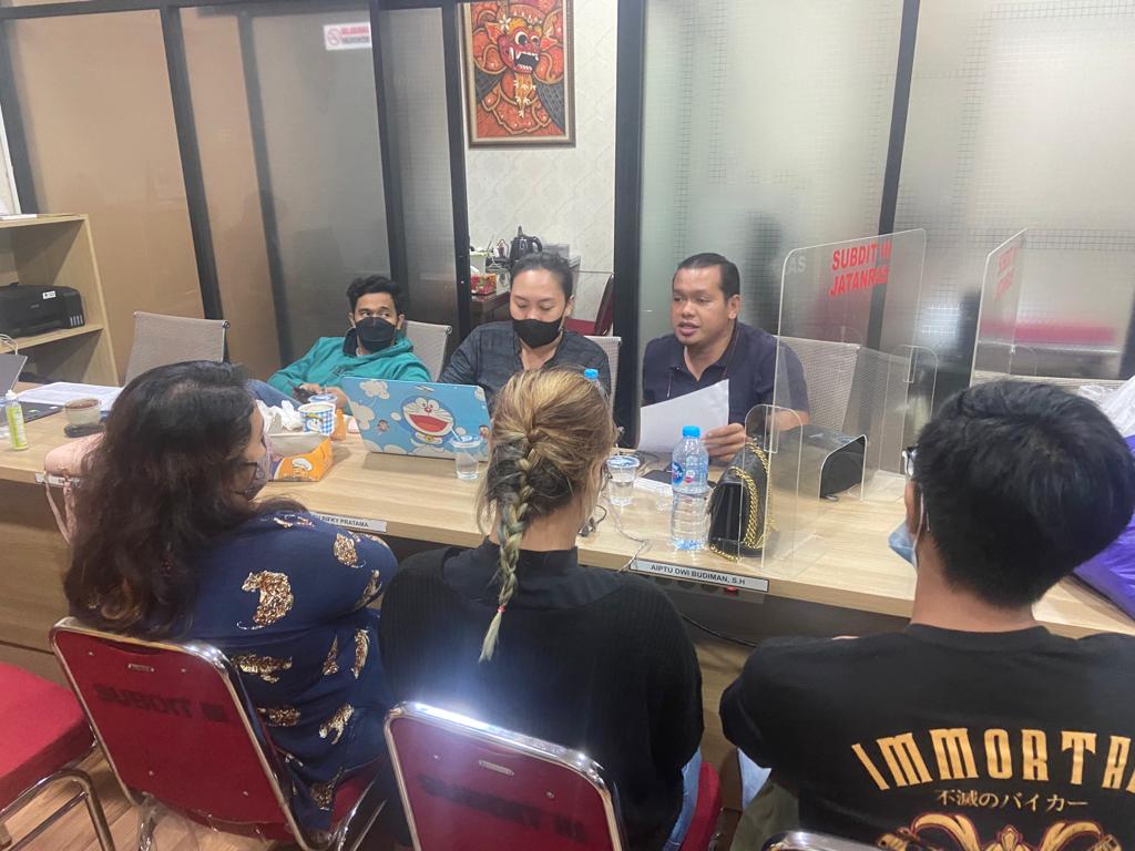 Polda Kalimantan Barat menetapkan dua orang tersangka yang merupakan karyawan PT Sumber Rejeki Digital (SRD) terkait kasus jasa penagihan pinjaman online (pinjol). Foto: Istimewa
