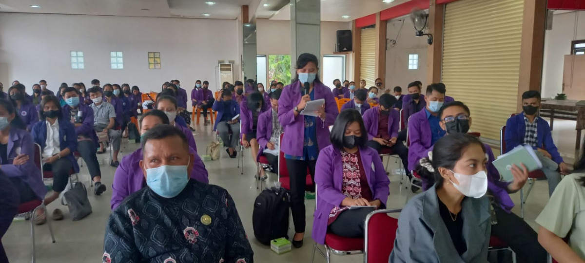 Acara yang digelar di aula Sekolah Tinggi Agama Kristen Abdi Wacana (STAKAW) ini, dihadiri oleh 100 mahasiswa. Foto: Istimewa