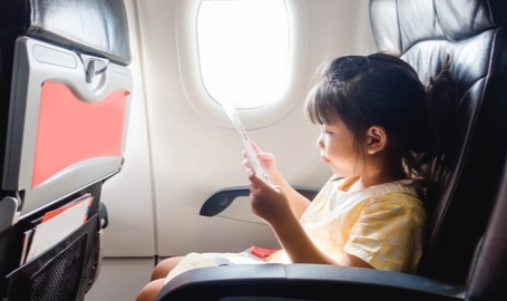 Ilustrasi anak di pesawat. Foto: Shutter Stock