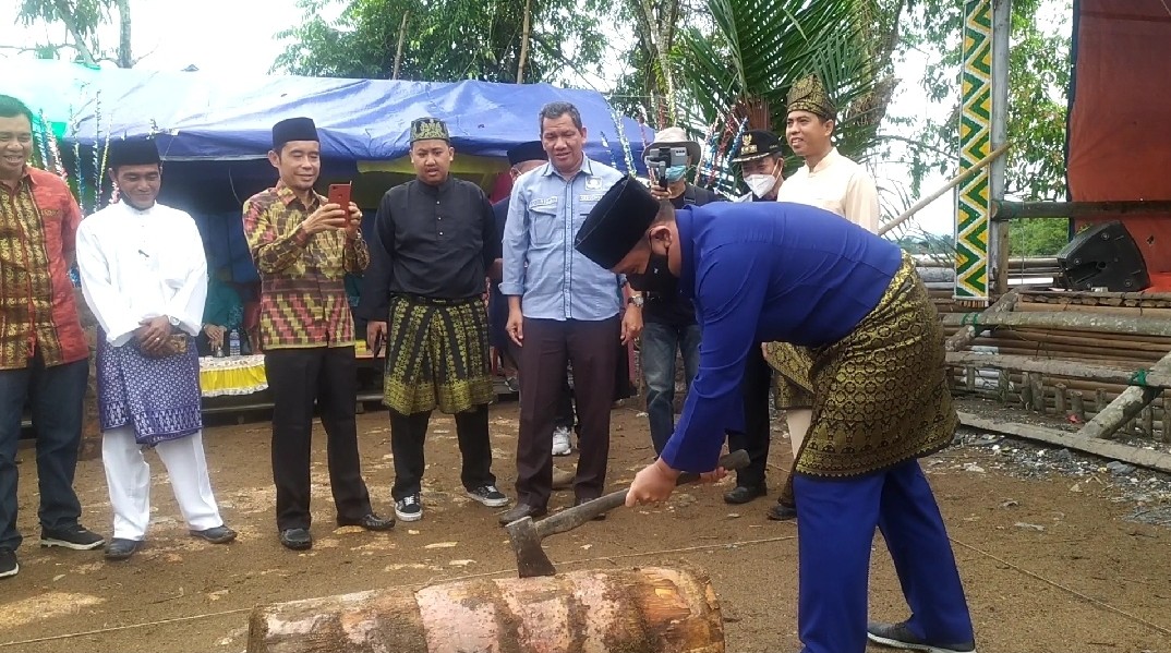 Wakil Bupati Sambas, Fahrur Rofi menebang batang sagu sebagai pembuka Festival Sagu di Desa Sebangun, Sabtu (13/11/2021).