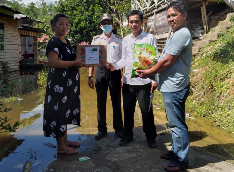 Salurkan 100 Paket Bantuan, Baznas Sanggau Sisir Daerah Pesisir Terdampak Banjir