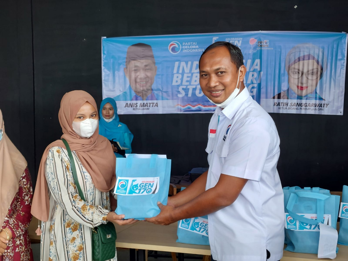 Ketua DPW Partai Gelora Indonesia Kalimantan Barat, Muslih membagikan makanan bernutrisi kepada ibu-ibu hamil di Pontianak. Foto: Dokumentasi Gelora