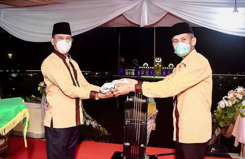 Wakil Bupati Farhan (kiri) menerima bendera sebagai tanda kesiapan Ketapang jadi tuan rumah MTQ XXX Kalbar. Foto: Prokopim