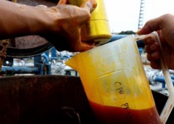 CPO Banjiri Laut di Pelabuhan Kijing