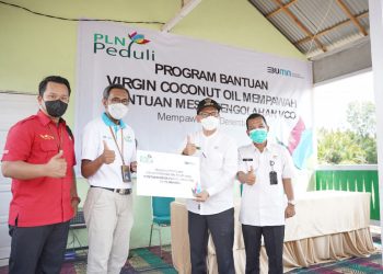 PLN Kalbar Bantu Usaha Produksi VCO di Sungai Pinyuh Senilai Rp75 Juta