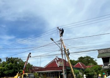 PLN Singkawang Minimalisir Gangguan Listrik Akibat Layangan dengan Paralonisasi