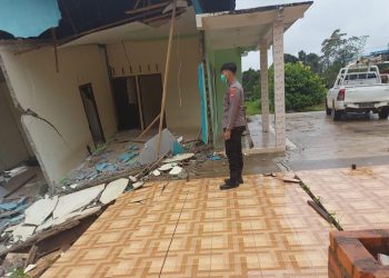 Satu Rumah Ambruk Diterjang Tanah Longsor di Sanggau