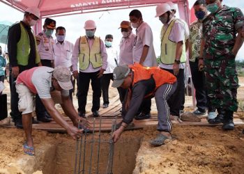 Wabup Ontot Lakukan Peletakan Batu Pertama Pembangunan Tribun MTQ di Sosok