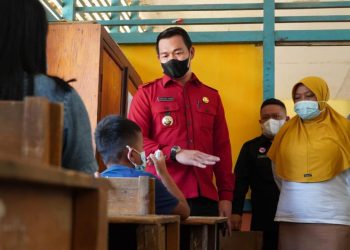 Tinjau Vaksinasi di SDN 18 Miau Merah, Bupati Minta Orang Tua Dampingi Anak