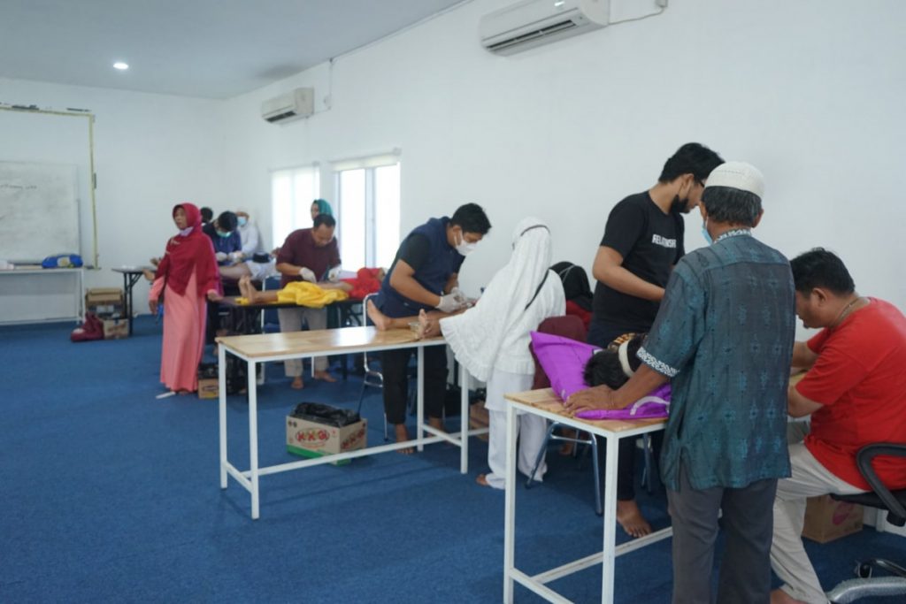 Sunatan Massal Anak Sholeh yang diadakan pengurus masjid Ismuhu Yahya di Desa Parit Baru. Foto: Dok Masjid Ismuhu