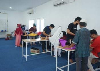 Sunatan Massal Anak Sholeh yang diadakan pengurus masjid Ismuhu Yahya di Desa Parit Baru. Foto: Dok Masjid Ismuhu